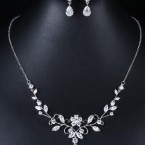 Élégance Florale en Argent et Cristal